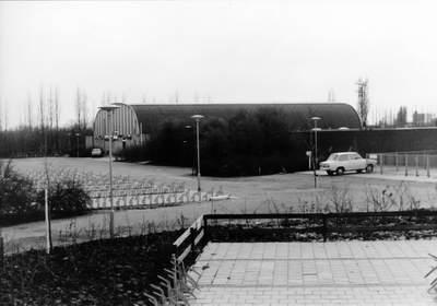 Zwembadgebouw met omliggende parkeerplaatsen