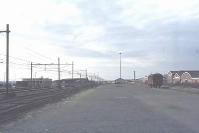 straat met links het spoor, en rechts een aantal loodsen