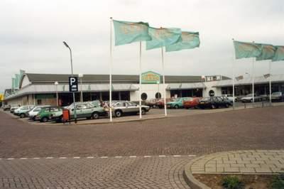 Supermarkt met een parkeerplaats ervoor