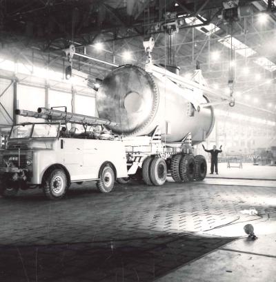 Ouderwetse brandweerwagen met een grote ronde tank