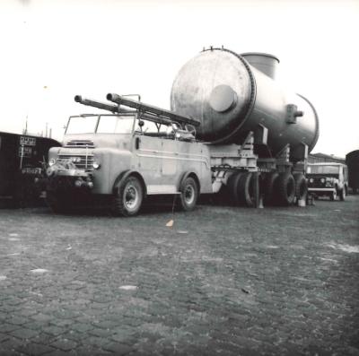 Ouderwetse brandweerwagen met een grote ronde tank