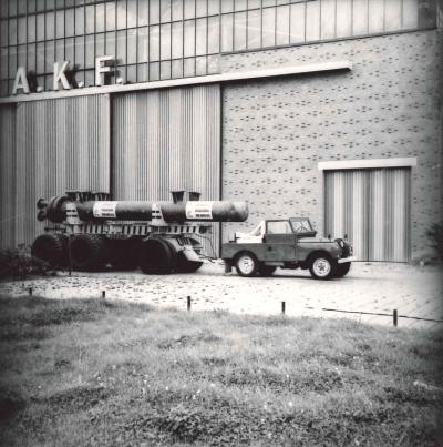 Landrover staat voor het AKF gebouw met een dolly