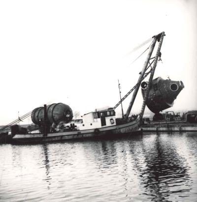Een boot en machinerij op de achtergrond