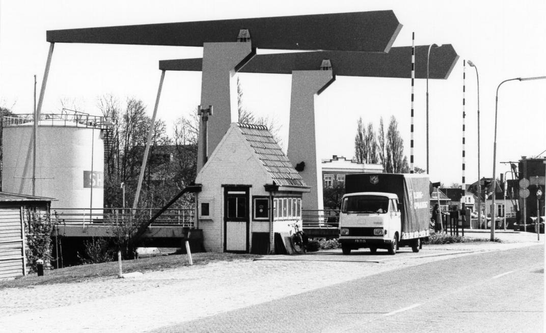 Ringbrug, aan de zijkant staat een busje geparkeerd