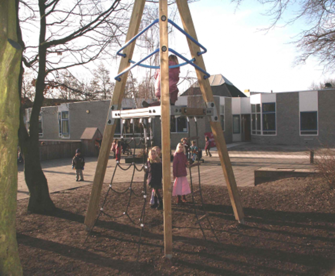 Schoolgebouw met klimrek op de voorgrond