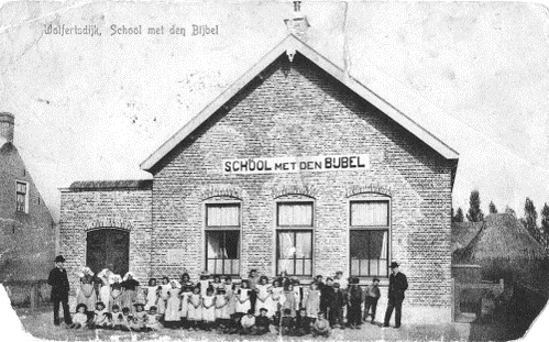 School met een grote groep kinderen ervoor. Op de gevel staat "SCHOOL met den BIJBEL"