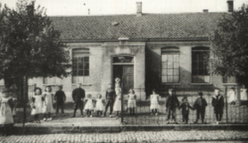 School met een groep kinderen