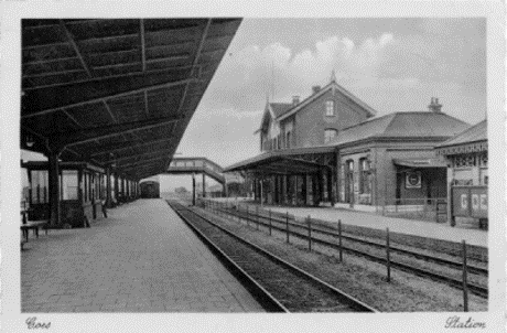 Foto met perron links, het spoor, en rechts het stationsgebouw