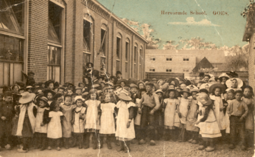 School met een grote groep kinderen die buiten staan.