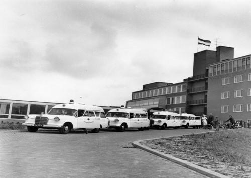rij van vier ambulances bij het ziekenhuis