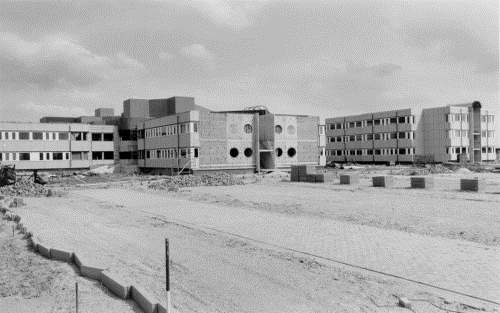 Ziekenhuis in aanbouw, rechts een groot leeg veld waar meer gebouwen geplaatst zullen gaan worden.