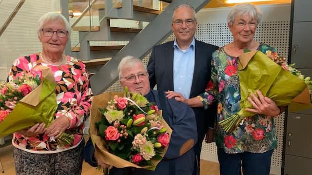 Van links naar rechts: Tannie de Jonge, Rinus de Regt, wethouder André van der Reest en Toos Barendse