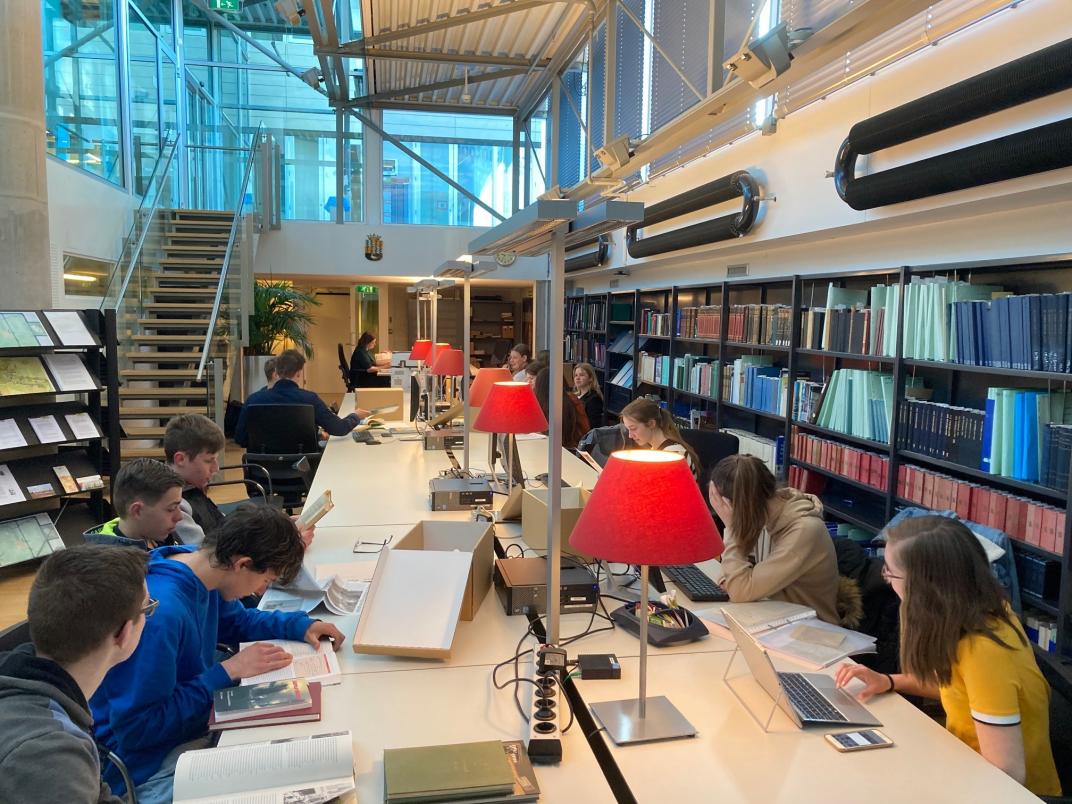 Groepen leerlingen van het Calvijn College op de studiezaal