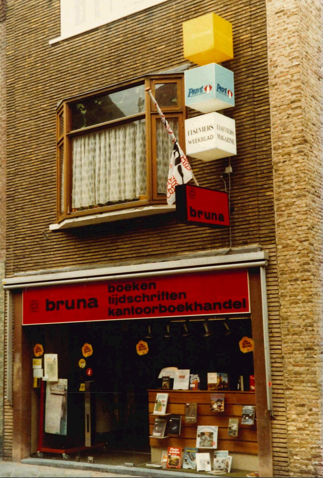 Winkelpand van Bruna met reclameblokken van o.a. Privé en Elsevier