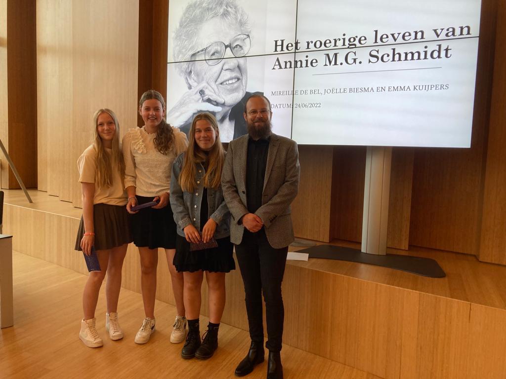 3 leerlingen en wethouder martijn vermeulen