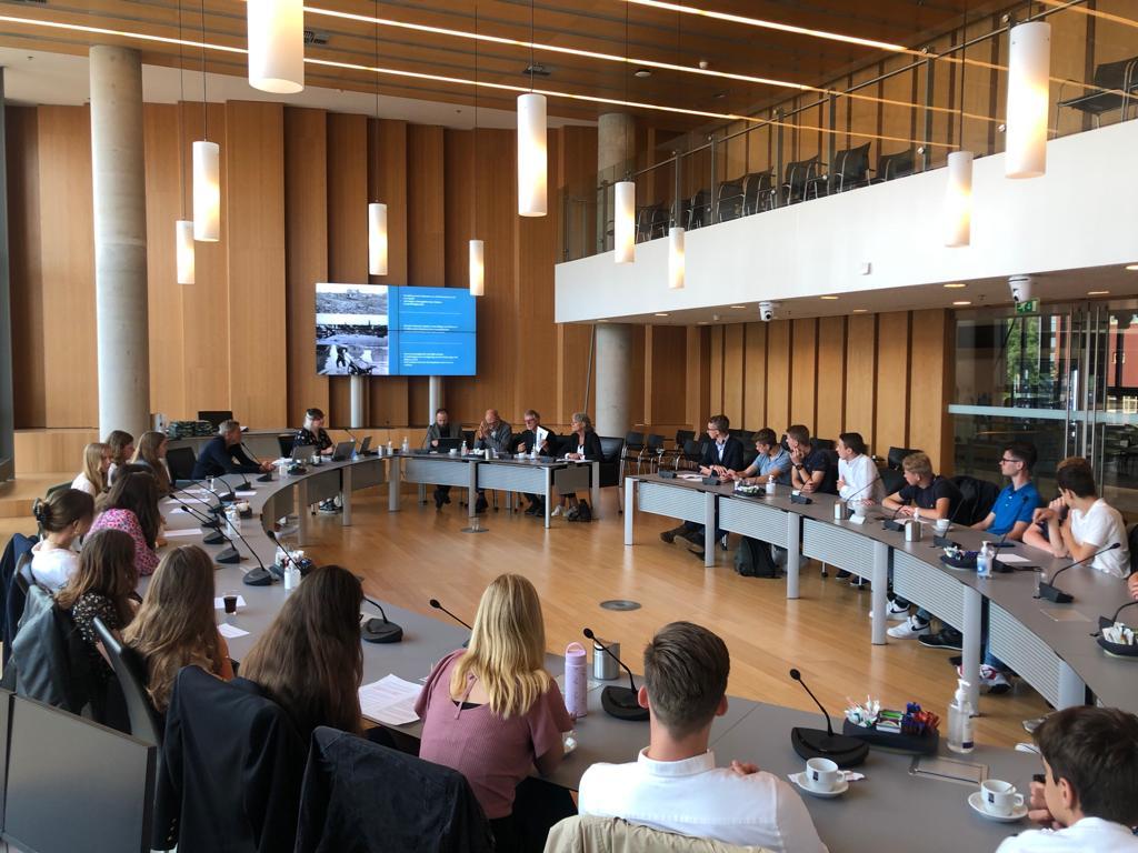 Raadszaal met leerlingen Calvijn College