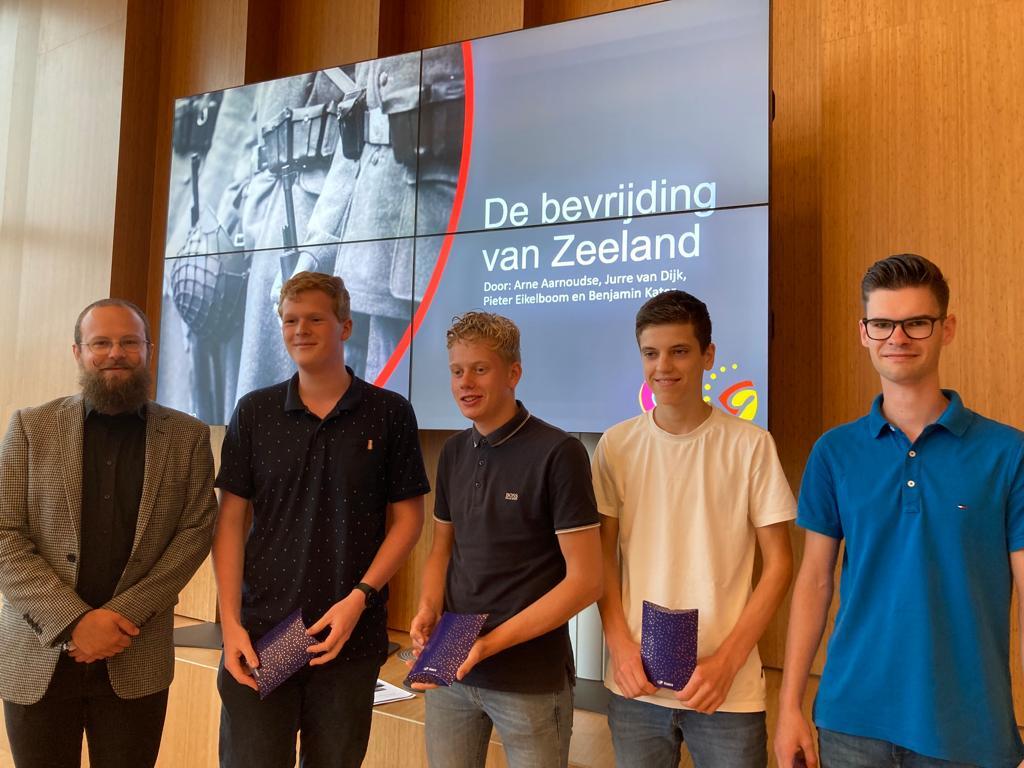 4 leerlingen en wethouder martijn vermeulen