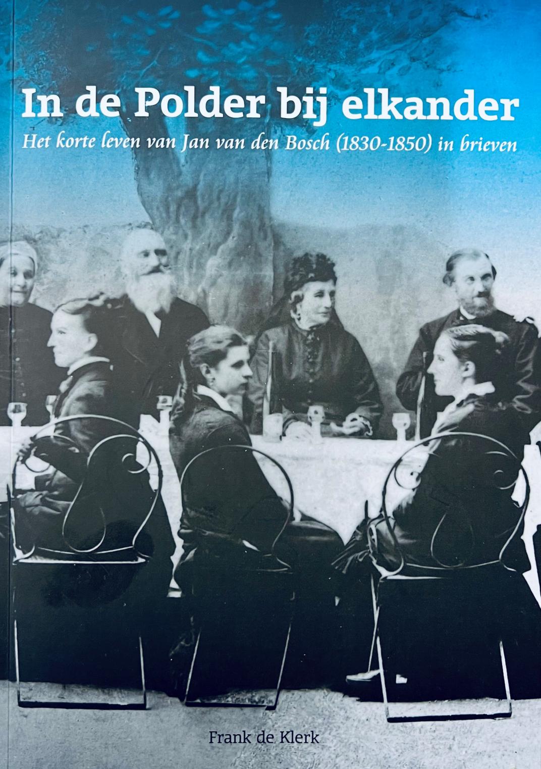 Cover van het boek 'In de Polder bij elkander'. Een familieportret waarbij de familieleden aan een lange tafel zitten.