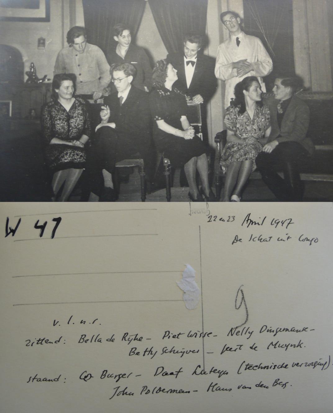 Bovenaan een foto van een schoolfoto, daaronder de achterkant van de kaart waarop alle namen met pen op geschreven staan