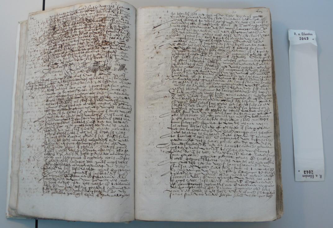 Boek opengeslagen op een notariële akte