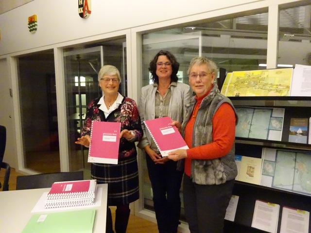 V.l.n.r. Joke Smallegange, gemeentearchivaris Mirjam Louisse en Lenie Wondergem met de inventaris