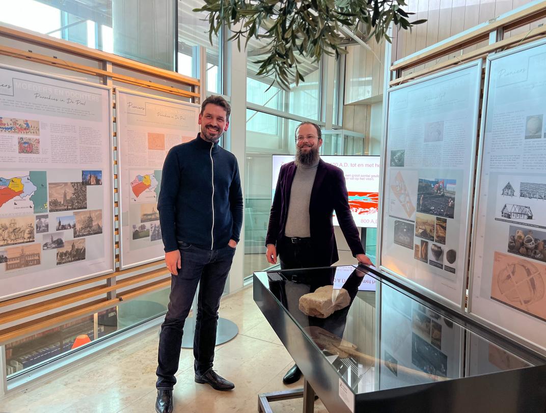 Rechts wethouder Martijn Vermeulen en links archeoloog Karel-Jan Kerckhaert