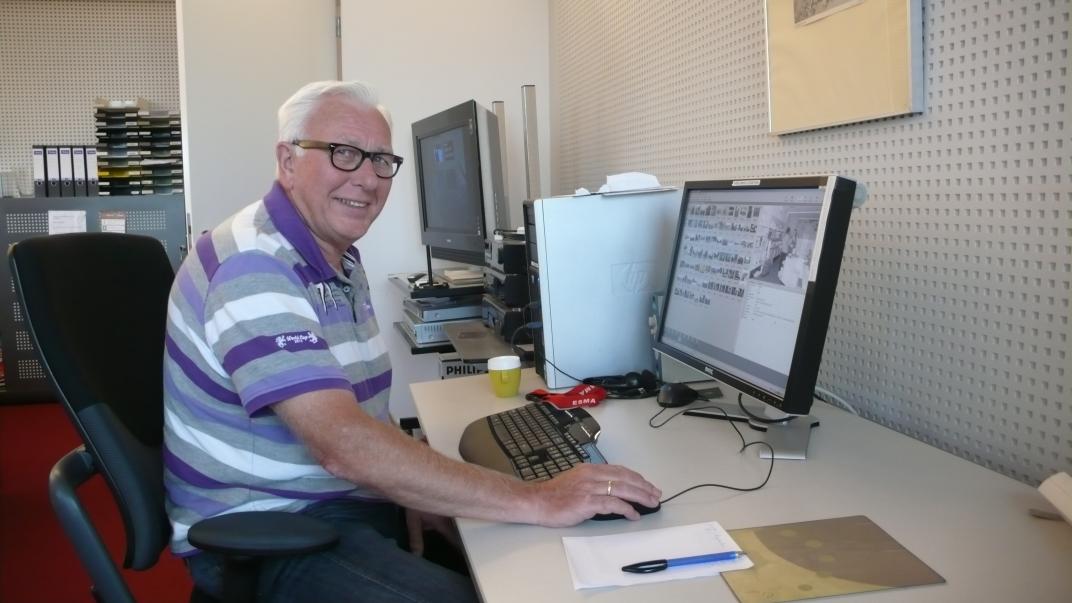 Sjef van Hese achter de computer