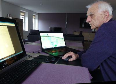 Lo Jansen achter de computer