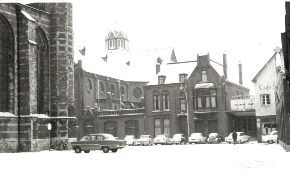 Links de Grote Kerk, rechts Slot Ostende met links ernaast bioscoop Grand Theater