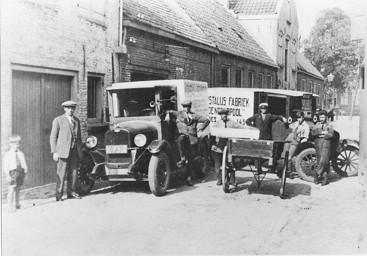 Wagens met de tekst "De Noordpool". 3 mannen en 3 jongens poseren voor de wagens.
