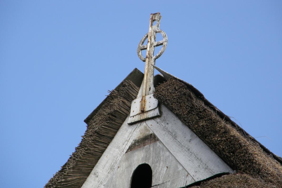 Uilenbord en makelaar op de punt van een dak
