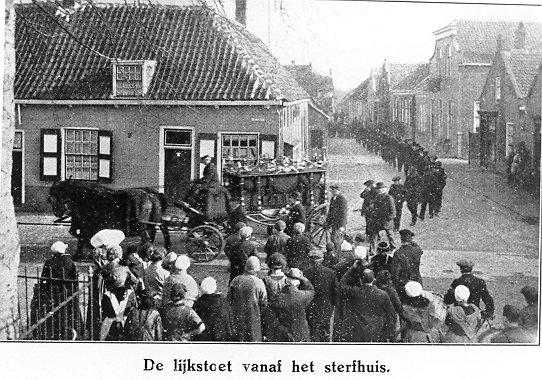 Foto van een groep mensen die buiten staat te kijken naar een lijkstoet. Eronder staat "De lijkstoet vanaf het sterfhuis"