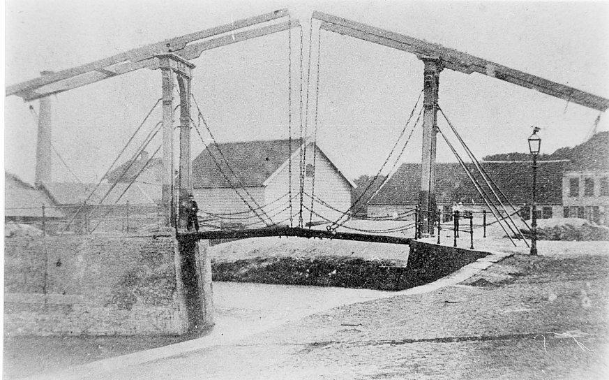 De Sint Maartensbrug, een huisje staat op de achtergrond