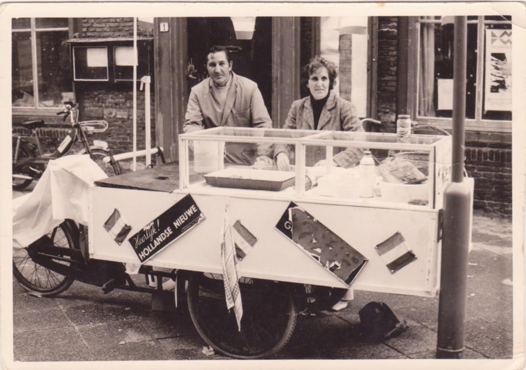 Man en vrouw achter een viskraam-fiets
