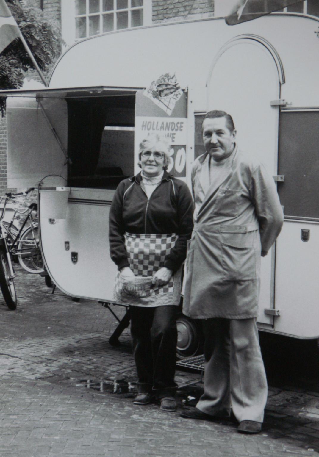 Man en vrouw voor de viskraam