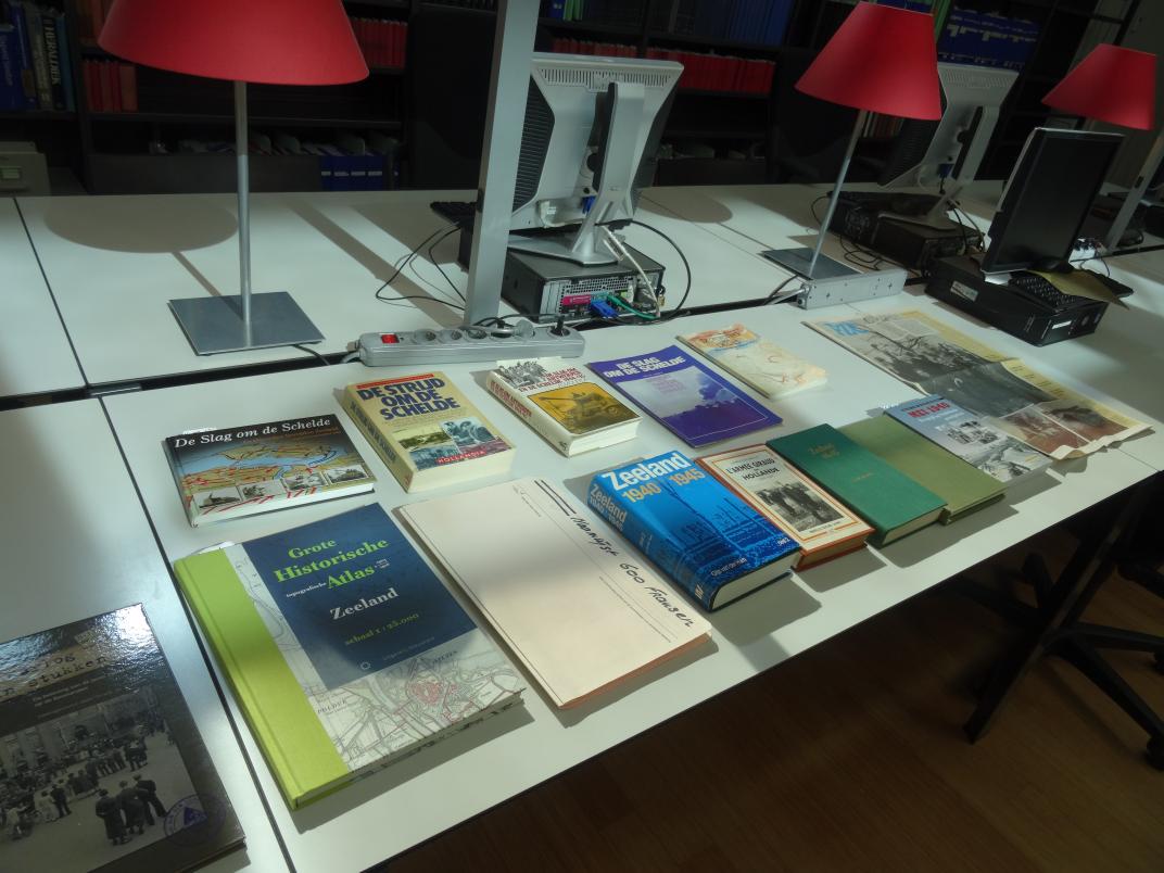 Tafel met uitgestalde geschiedenisboeken
