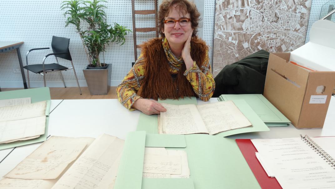 Ingrid van de Linde in de studiezaal