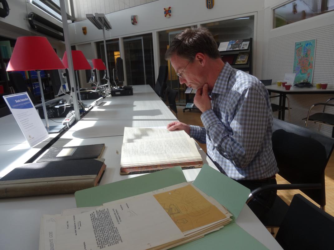 Harry van Waveren in de studiezaal