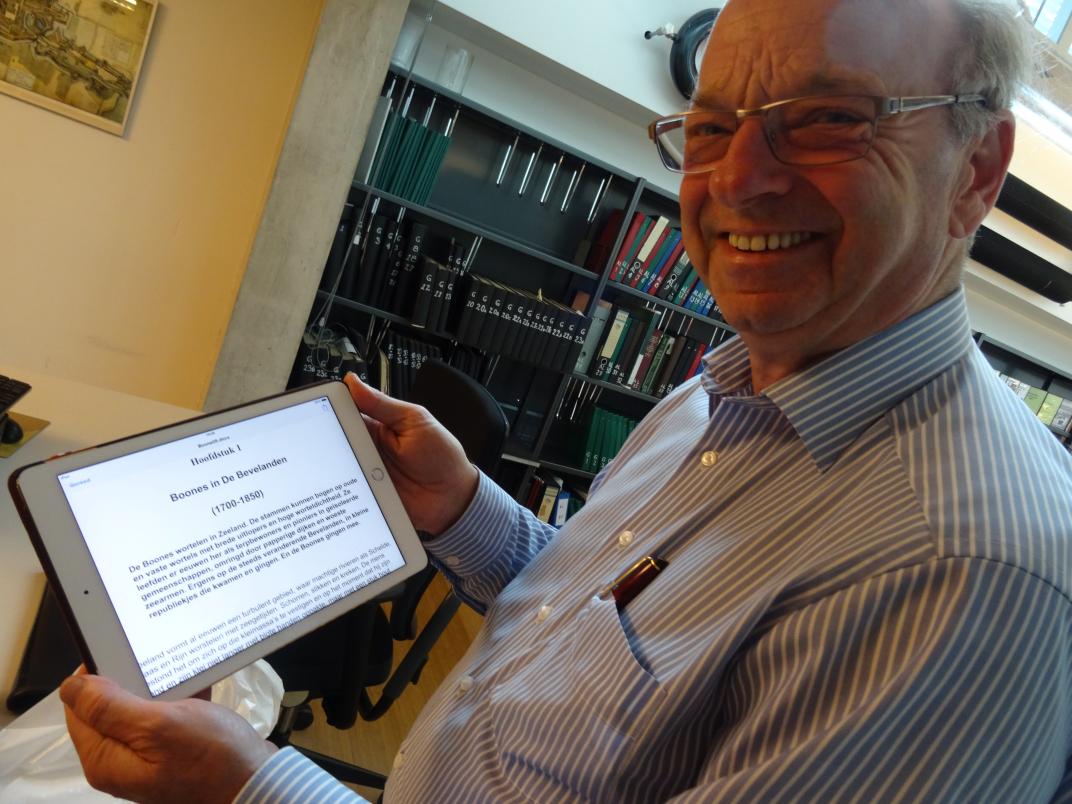 Han Vermeulen laat zijn tablet zien