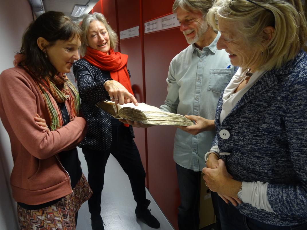 In de archiefbewaarplaats wordt een boek getoond 