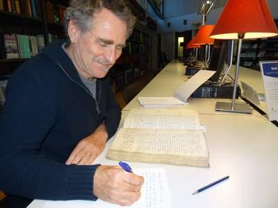 Ruud Paesie aan het onderzoeken in de studiezaal