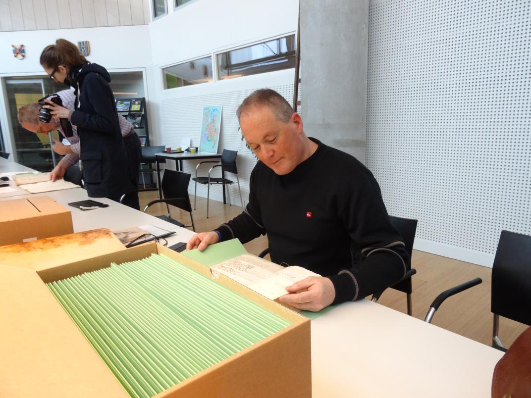 Henk leest archiefstukken in de studiezaal