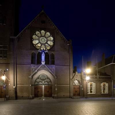 Foto van de r.k. kerk na zonsondergang
