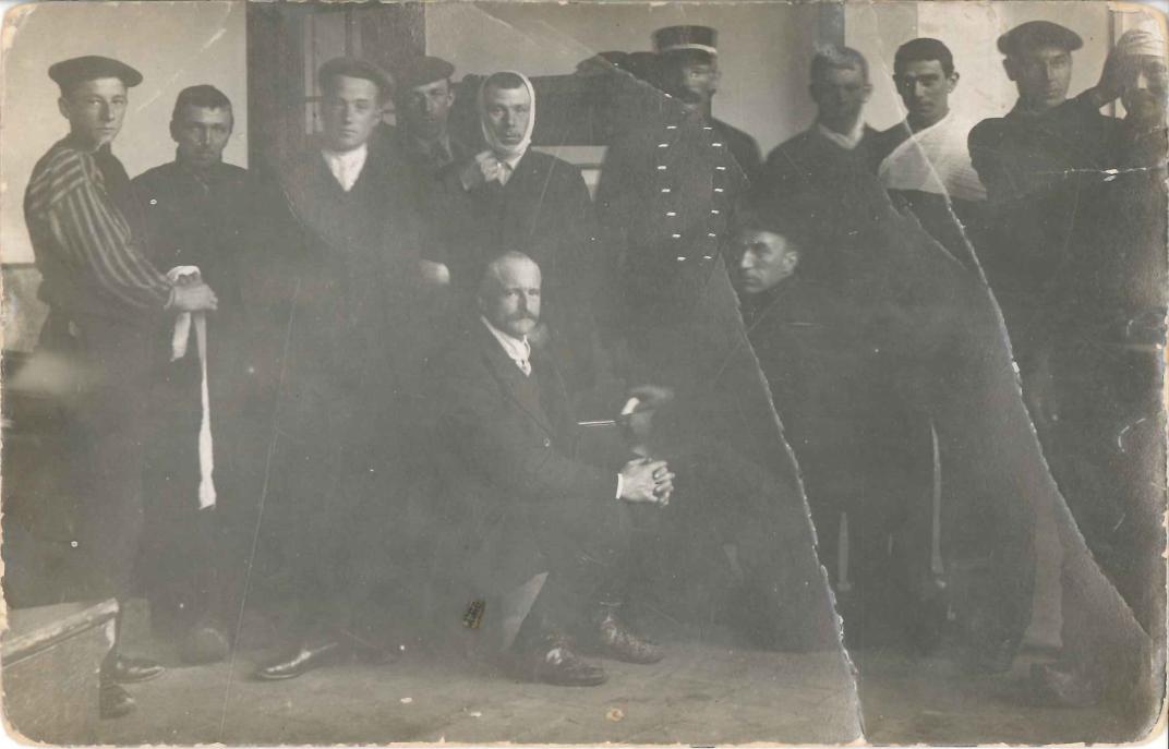 Groep mannen poseert voor de foto