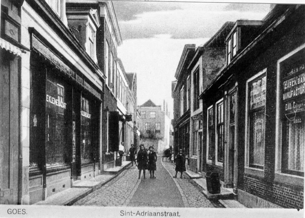 Prentbriefkaart van de St. Adriaanstraat, in het midden van de straat poseren 2 meisjes voor de camera