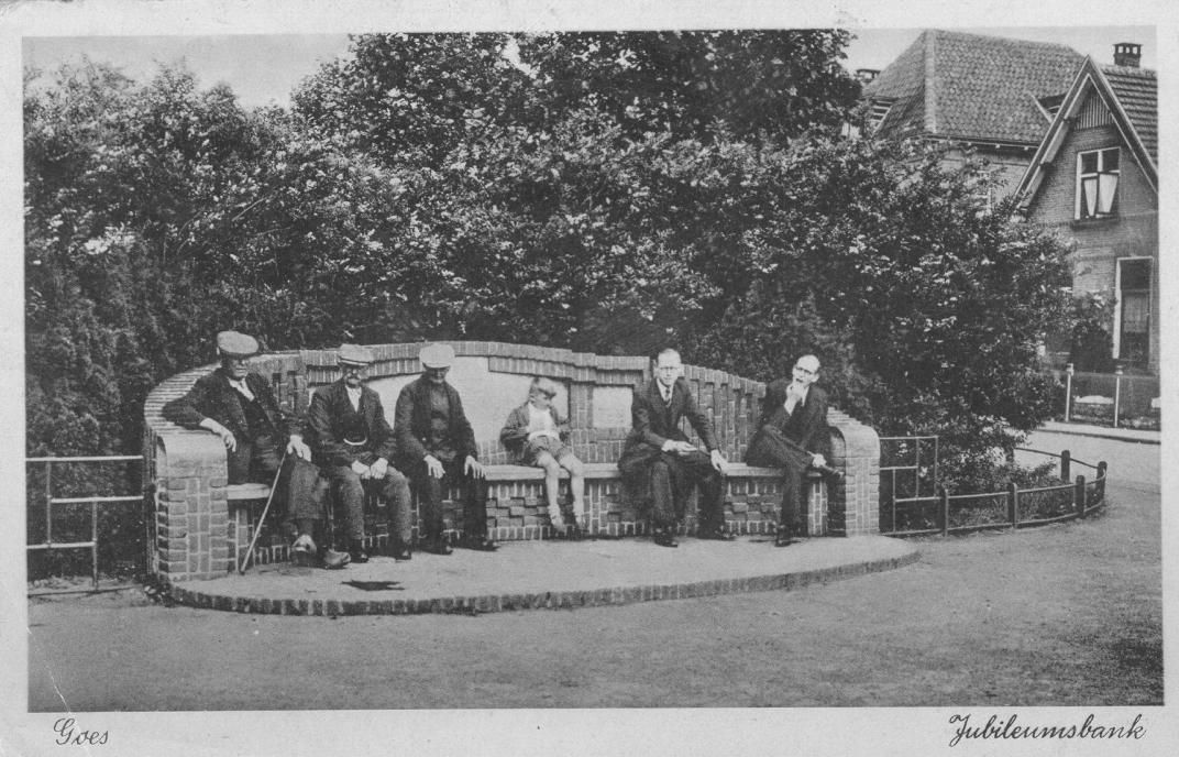 Jubileumbank waar 5 mannen en een jongen zitten
