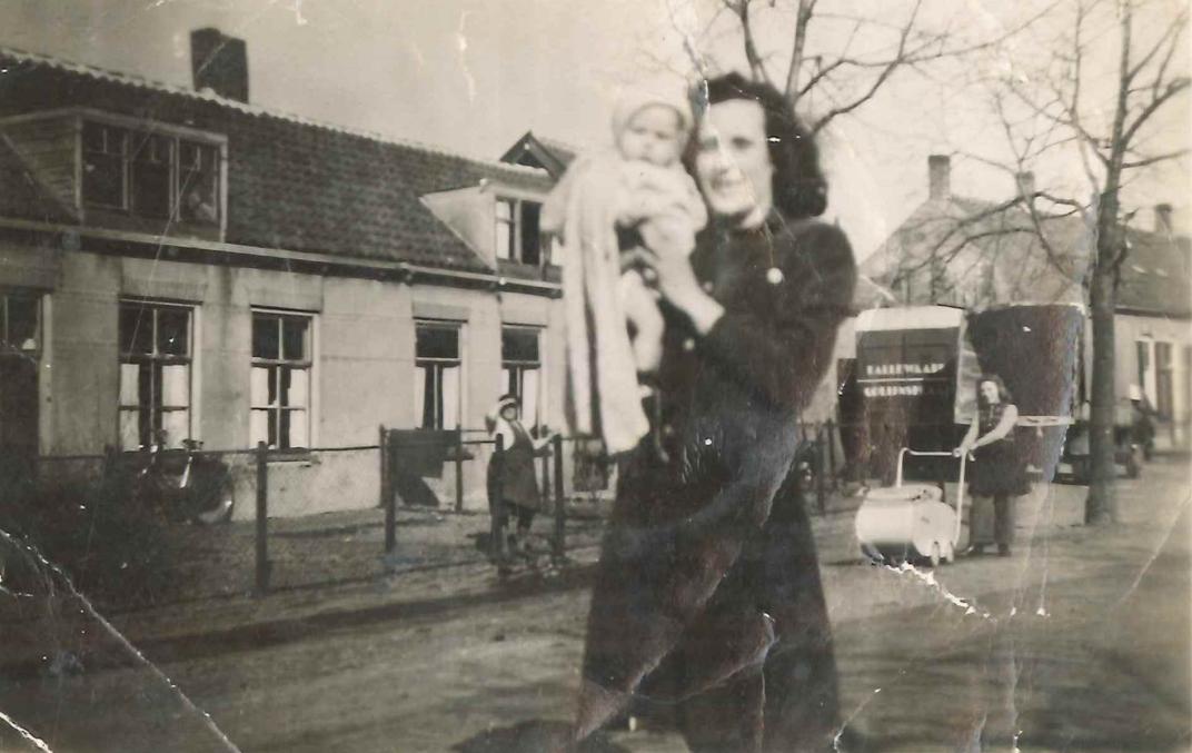 Moeder houdt de baby omhoog voor de foto
