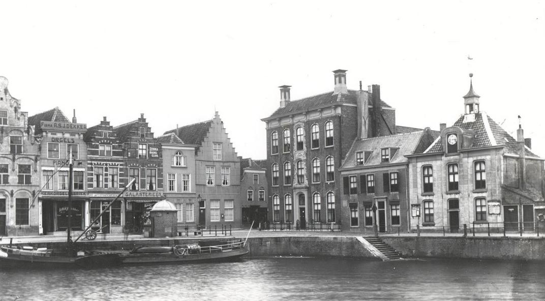 Kleine Kade met rechts 't Soepuus omstreeks 1920. In de haven ligt 1 boot