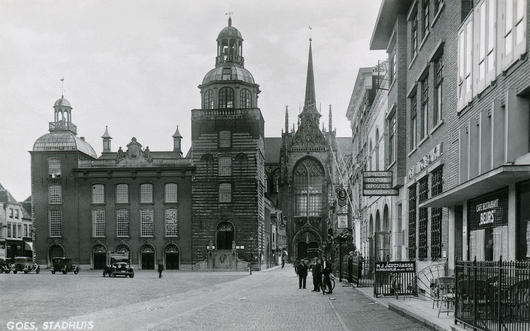 Stadhuis, grote markt en grote kerk