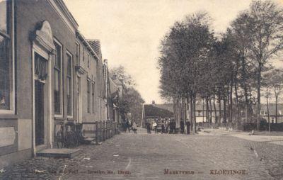 Geertesplein op een prentbriefkaart uit omstreeks 1900, rechts een rij bomen en links de herberg